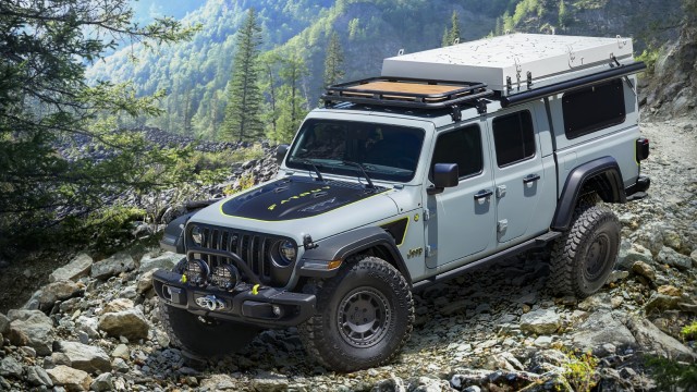 Jeep Gladiator Farout Concept Off-roading