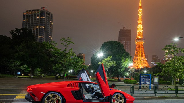 Lamborghini Countach LPI 800-4 Tokyo Tower