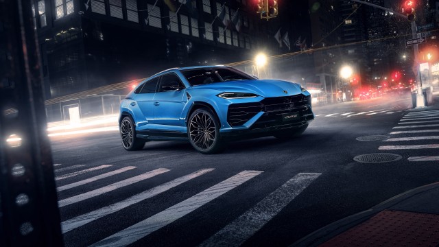 Lamborghini Urus SE City street