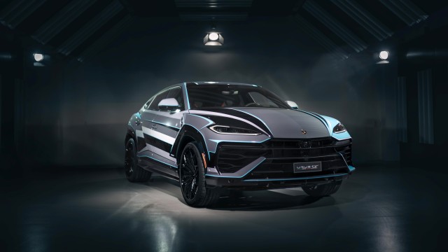Lamborghini Urus SE Dark background