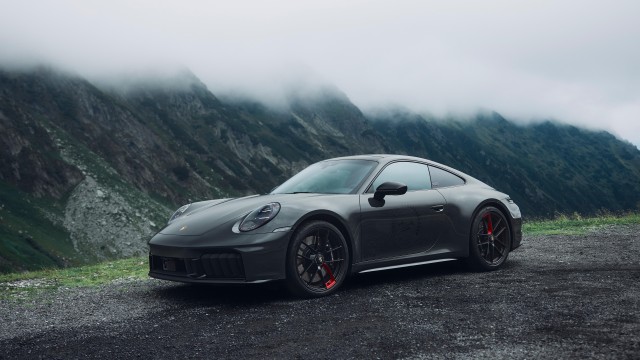 Porsche 911 Carrera 4 GTS Tribute to Transfagarasan