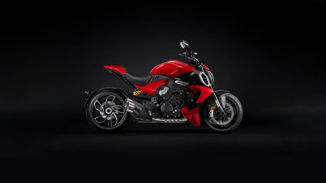 Ducati Diavel V4 Dark background