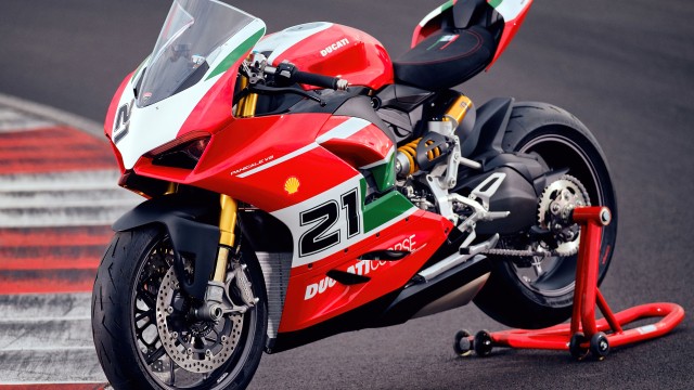 Ducati Panigale V2 Bayliss Sports bikes
