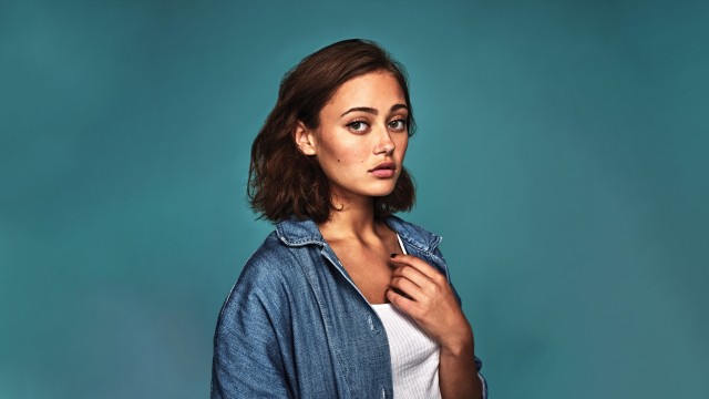Ella Purnell Pastel cyan