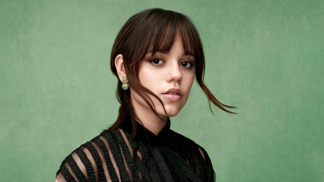 Jenna Ortega Green background