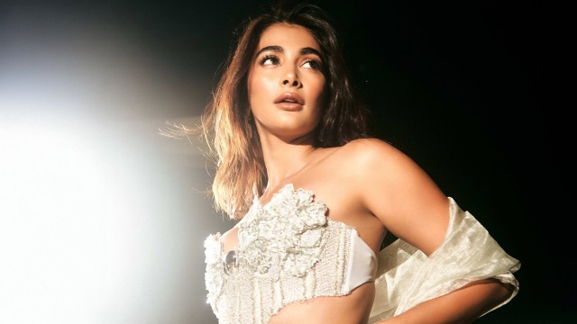 Pooja Hegde Glow in dark