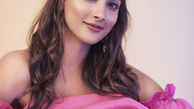 Pooja Hegde Portrait iPhone