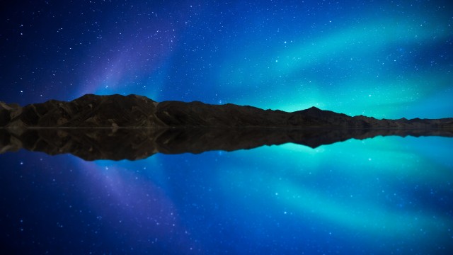 Aurora borealis reflected in the water of a lake